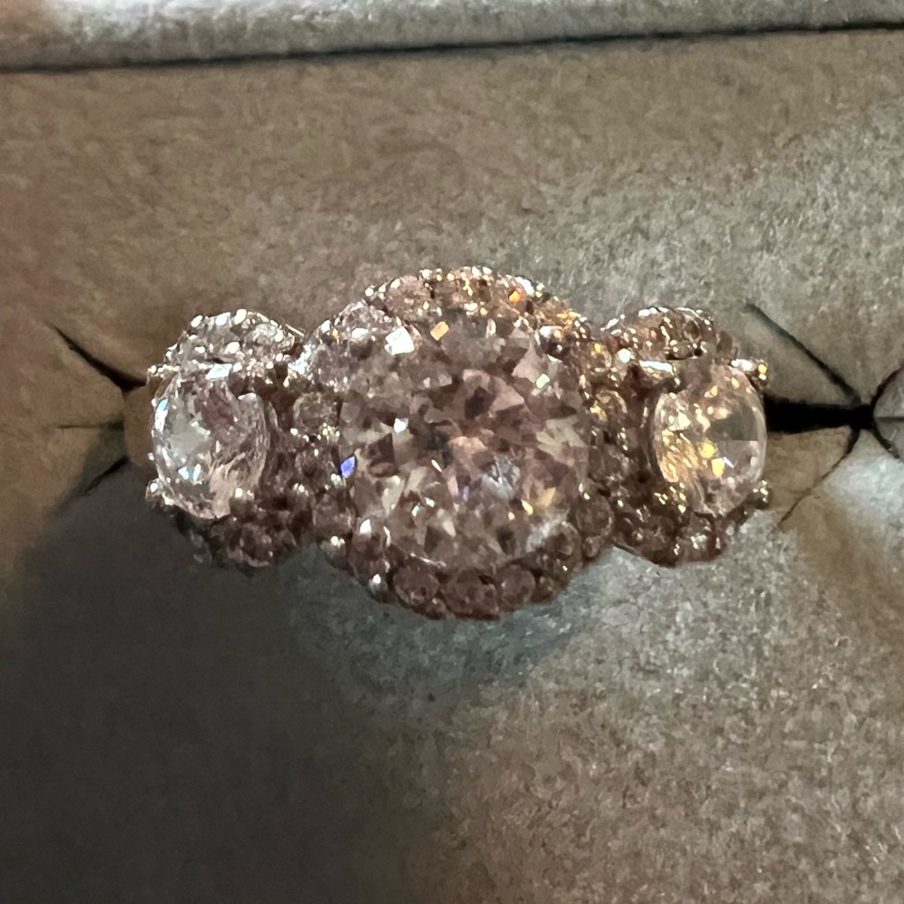 3 stone beautiful ring!!